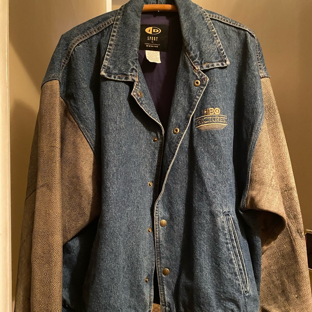 Vintage HBO pictures denim jacket with manche leather sleeves in mint condition.